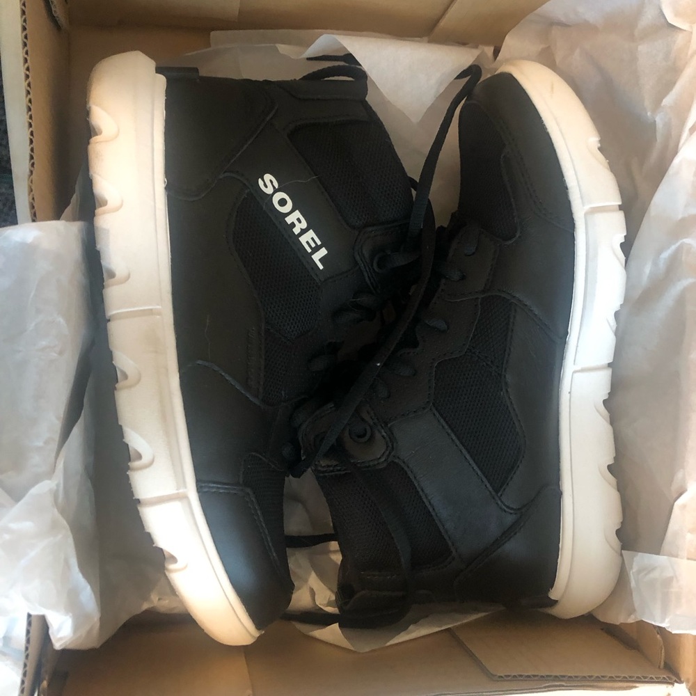 New- Sorel Explorer waterproof sneakers